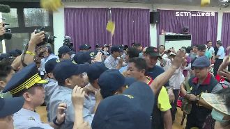 掀桌、灑冥紙！南鐵公聽會又爆衝突