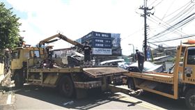 陽明山仰德大道發生死亡車禍，水泥預拌車下山時剎車失靈，先闖紅燈追撞橫向轎車，再追撞對向停等紅燈的汽機車（楊忠翰攝）