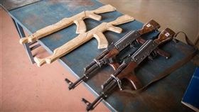 手機,智慧型手機,AK47,巡邏,長官,少校　圖／美聯社／達志影像