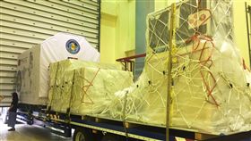 福衛五號啟運赴美　8月25日發射升空
最具台灣味的衛星「福衛五號」將在台灣時間8月25日凌晨發射升空。國家太空中心19日從新竹進行啟運工作（圖），將送往美國加州范登堡空軍基地發射場進行升空前的相關作業。
中央社記者黃麗芸新竹攝　106年7月19日