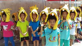 參與活動的小朋友還能拿到又帥又潮的「白犀牛頭套」。（圖／翻攝畫面）