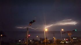 落雷,打雷,閃電,翅膀,美景,台南,台江大道　圖／翻攝自爆料公社