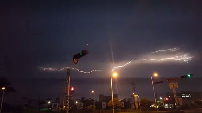 他照下落雷瞬間　網友：居然比煙火美