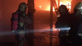 消防人員趕赴現場灌救。（圖／翻攝畫面）