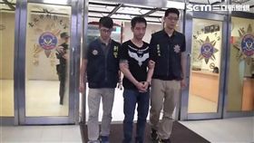 李嫌前往柯嫌住家擄人，順便帶走先前犯下槍擊案的改造手槍，警方循線將他逮獲，並搜出槍枝及毒品等證物（翻攝畫面）