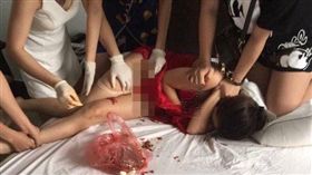 ▲小三被正宮報復抹辣椒在私密處。（圖／翻攝自《中國報》）