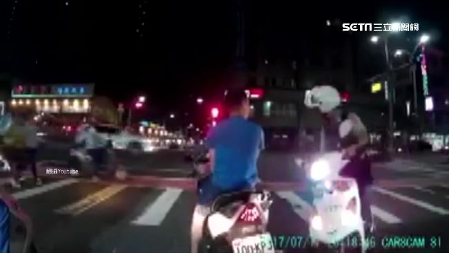 騎士等紅燈滑手機　警按喇叭他抖一下