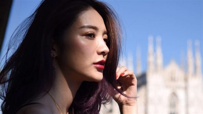 女星穿內衣站巴黎街頭　直呼超怕被抓