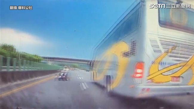機車國道逆向切內線　汽車閃避撞前車