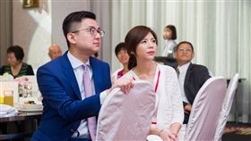 時代力量立委洪慈庸和台中市政府新聞局長卓冠廷結婚（圖／洪慈庸助理提供）