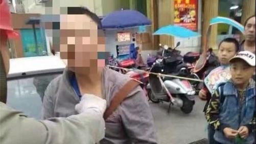 就愛原味襪！變態男隨機抱童強行脫襪