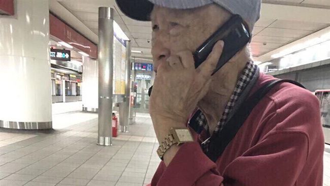 爺爺拿舊名片找老友　電話一接通哭了