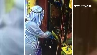 男穿中東長袍夾娃娃　網友又怕又好笑