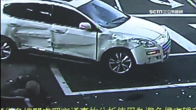 市民大道2轎車對撞　機車騎士彈飛