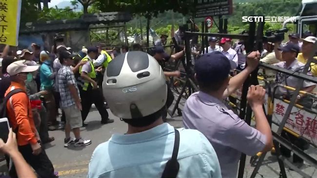 小英涼山視察　反年改團體衝破管制線