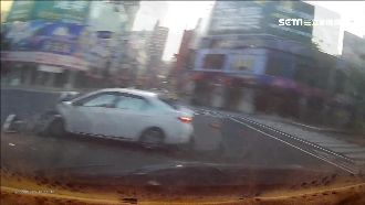 閃紅燈未禮讓搶快相撞　駕駛哀號