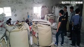 保七總隊第三大隊第一中隊，稽查大園區1間「群亮」科技公司，現場堆放事業廢棄物污泥共302包，認定該公司涉嫌違反廢棄物清理法，遂將負責人郭淑美等人函送法辦。（翻攝畫面）