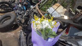 有民眾前往事故現場獻花，鮮花與廢鐵形成強烈對比。（圖／民眾提供）