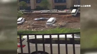 陝西豪雨河岸潰堤　8車慘落水
