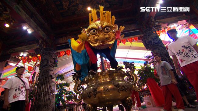 金獅跳上天公爐　阿成香蕉直呼大不敬