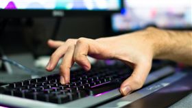 打電腦、玩電腦、打字、鍵盤／flickr／Mr Seb／https://flic.kr/p/9bjAo7