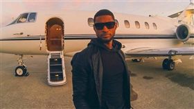 美國R&B天王亞瑟小子
https://www.facebook.com/pg/usher/photos/?ref=page_internal