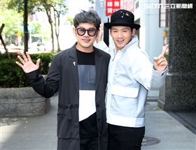 易桀齊、伍冠諺男聲團體「51」的最後一張實體專輯「不是讓你哭的情歌」記者會。（記者邱榮吉/攝影）