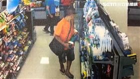 楊男先前飛車搶奪婦人遭逮，交保後缺錢花用，因太想喝酒而潛入超商，竊取威士忌後再拿10元飲料結帳，他兩度得手後被店員發現報警，楊嫌便遭巡邏警員發現後逮捕（翻攝畫面）