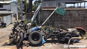 陽明山仰德大道發生死亡車禍，水泥預拌車下山時剎車失靈，先闖紅燈追撞橫向轎車，再追撞對向停等紅燈的汽機車（楊忠翰攝）
