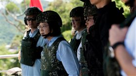首探涼山部隊  總統：外界神奇傳說都是真的
總統蔡英文（左2）20日首度赴屏東涼山基地視導，她
說，外界對涼山部隊有很多傳說，今天親眼見證，心中
非常有感，「外界對涼山部隊的神奇傳說，都是真的」
；她並許諾成為國軍的靠山。
（總統府提供）
中央社記者葉素萍傳真  106年7月20日