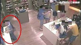 林男五年前犯下1起手機竊案，上月間警員逐一比對監視器畫面，赫然發現早已入獄的林嫌，五年來還犯下不少竊案，向法院申請借訊，林男自知法網難逃，只得俯首認罪（翻攝畫面）