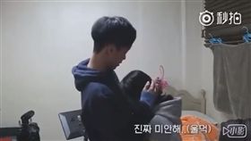 情侶,女友,相機,摔壞,故障,弄壞,男友,暖男,安慰,眼淚
（圖／翻攝自YouTube）