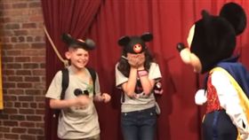 迪士尼樂園,領養,養父,驚喜,養母,米奇,溫暖,溫馨
https://www.youtube.com/watch?v=_sing-ak-6k