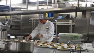 直擊郵輪幕後　一天可吃掉21噸食物