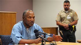 ▲辛浦森假釋。（圖／路透社／達志影像）