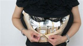 香港女子腰纏102支iPhone被攔。（圖／翻攝自中國報）