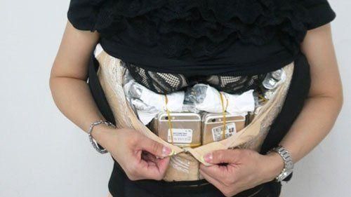 最強走私女！腰纏上百支iPhone