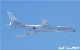 進防空識別區？轟六旁經國號戰機戒備　國防部提供