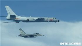 進防空識別區？轟六旁經國號戰機戒備　國防部提供