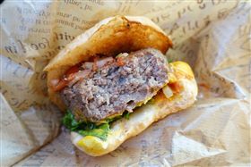 環台賣漢堡助弱勢被開罰　基隆警改邀他到派出所擺攤