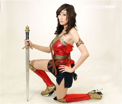 日本AV女優Julia扮演神秘女超人仍然性感。（記者邱榮吉/攝影）