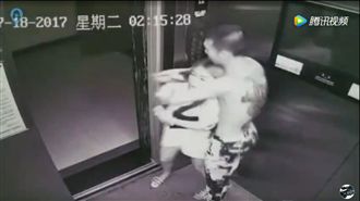 女子低頭滑手機　遭搶匪盯上渾然不知