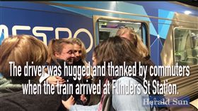 澳洲,墨爾本,火車,誤點,駕駛,貝克蔓,Court Backman(http://www.news.com.au/national/victoria/train-passengers-hug-and-support-emotioanl-driver-after-near-tragedy-on-frankston-line/news-story/881e6a7fa8d81a1e66bf849b5d)