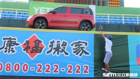 陳俊秀打擊練習擊中桃園棒球場外野汽車。（圖／記者王怡翔攝）