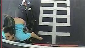 馬路,三寶,機車,滑手機,車禍,吻　圖／翻攝自臉書爆料公社