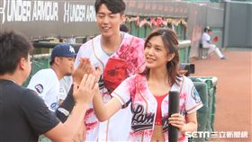 蔡凡熙以及劉奕兒開球全猿主場開球。（圖／記者王怡翔攝）