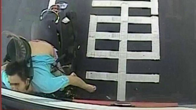 三寶騎車滑手機　深情秒吻車尾網笑瘋
