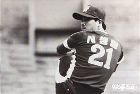 ▲徐生明效力韓國化妝品時穿21號。（圖／徐生明棒球發展基金會提供）