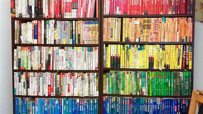 為性別友善致力　她打造吸睛彩虹書櫃