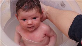 乾性溺水,溺水,嗆到,咳嗽,嘔吐,發燒,氣管,痙攣,氧氣,海邊,泳池,洗澡,洗臉,喝水　圖／翻攝自pixabay　https://goo.gl/iwr9DR